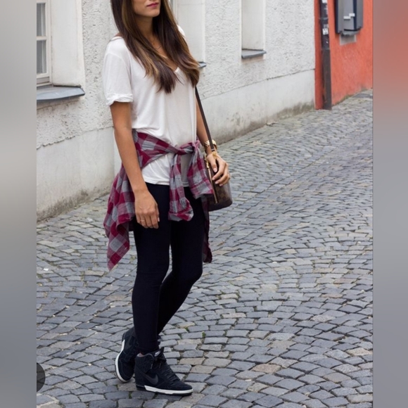 Pre-owned Nike Women's Dunk Sky Hi Embossed Sneaker, Black, 6.5 - Picture 17 of 17